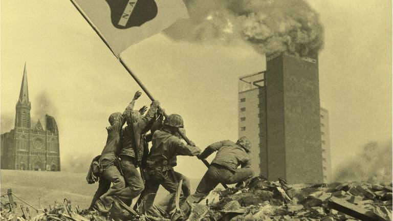 De voorkant van de briefkaart is gebaseerd op de beroemde foto uit 1945 waarop militairen de Amerikaanse vlag planten op het Japanse eiland Iwo Jima.