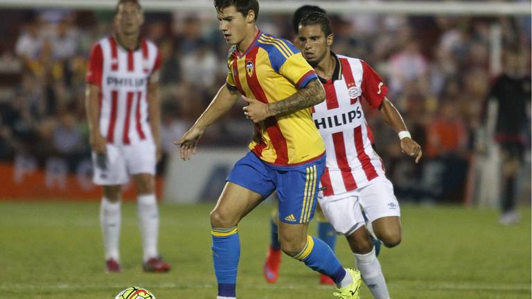 Adam Maher in de achtervolging tijdens het oefenduel met Valencia. (Foto: VI Images).