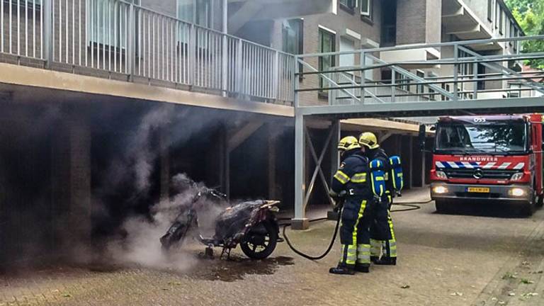 Scooter in brand gestoken in Oss (foto: Maickel Keijzers / Hendriks MultiMedia)