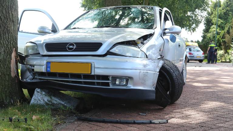 Auto tegen boom. (foto: Hans van Hamersveld / Kijkenklik Media)
