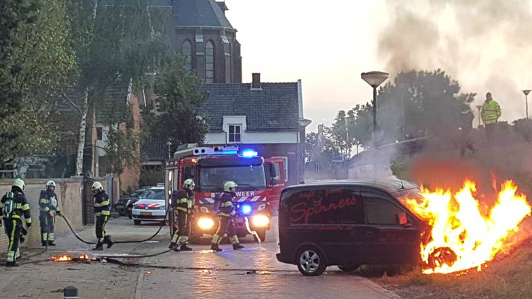 Bestelbusje in brand in Cuijk (foto: Karel ten Haaf/SK-Media)