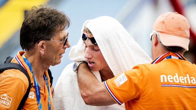 Marcel Schouten komt uitgeput uit het water (foto: ANP)