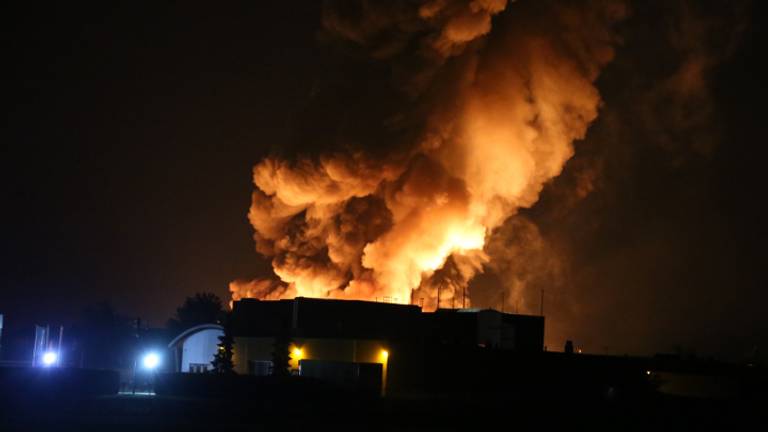 Verslagger Rob van Kaathoven bij de zeer grote brand ADDAPT Chemicals in Helmond