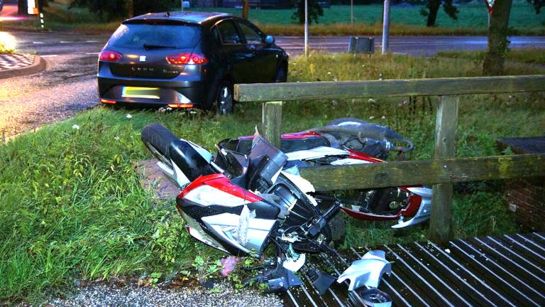 De snorscooter raakte zwaar beschadigd. Foto Martijn van Bijnen/FPMB