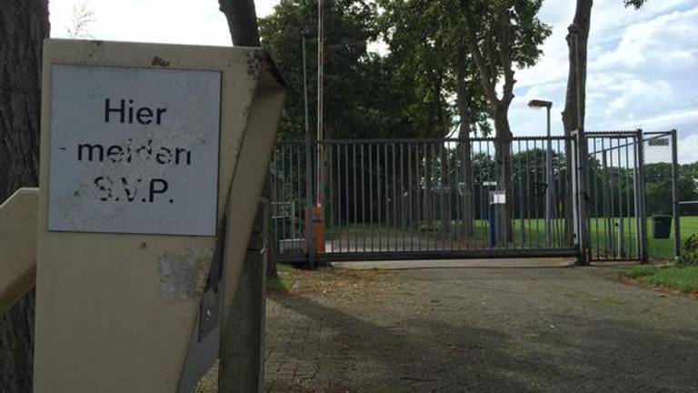 Het oude aanmeldcentrum in Rijsbergen ligt er nu verlaten bij (Foto Marieke Boerefijn).