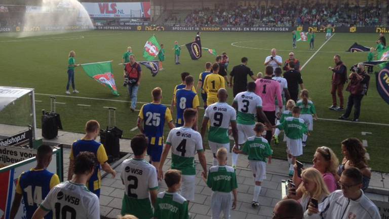 Spelers komen het veld op (foto: @fcoss_09 / Twitter)