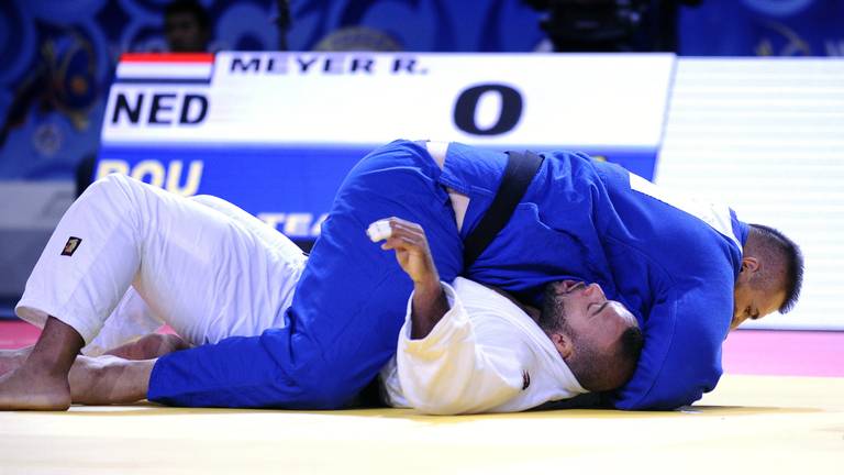 Roy Meyer (wit) verliest van Daniel Natea op het WK judo (foto: VI Images)