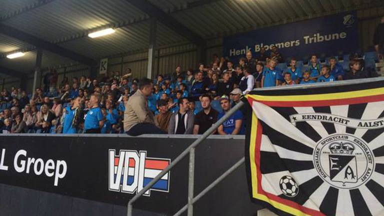 Tweehonderdvijftig Belgen zingen voor FC Eindhoven.