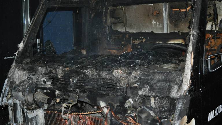 De cabine van de bestelwagen is uitgebrand. (Foto: Arno van der Linden / SQ Vision)