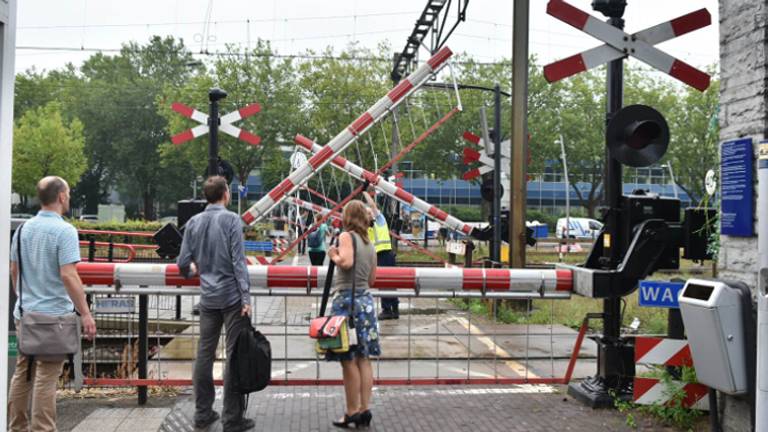 Slagbomen gaan niet open (foto: Maickel Keijzers / Hendriks Multimedia)