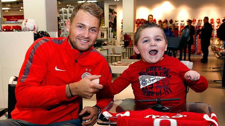 Jeroen Zoet geeft geld aan Spieren voor Spieren (foto: PSV)