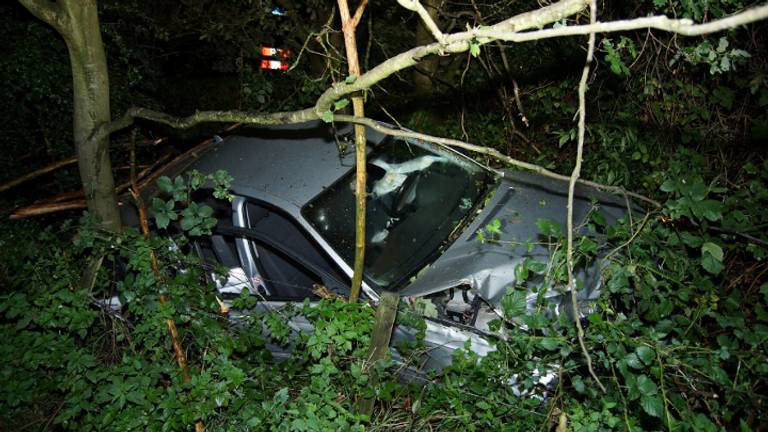 Auto raakte van de weg (foto: Martijn van Bijnen / FPMB)