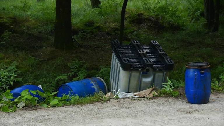 Drugsafval gedumpt in Hilvarenbeek. (foto: Jules Vorselaars/JV Media)