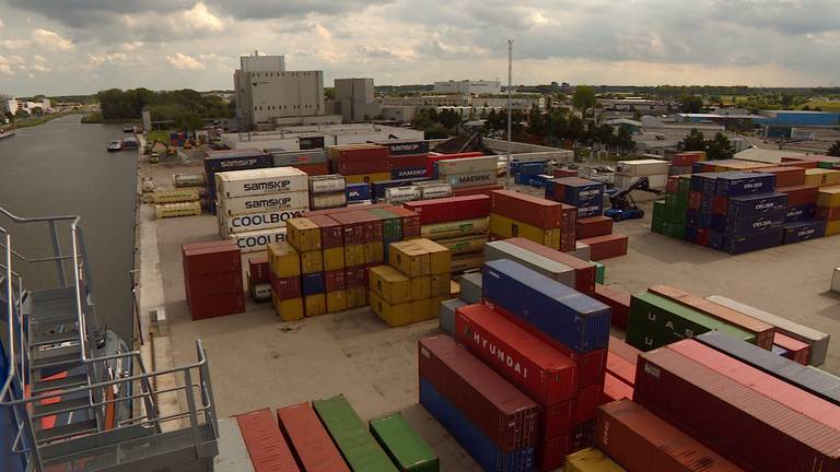 In de Veghelse haven is een nieuwe containerterminal geopend