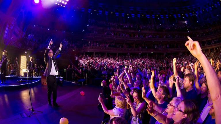 Een Brabants feestje met Guus Meeuwis in de Royal Albert Hall in Londen. (foto: ANP)