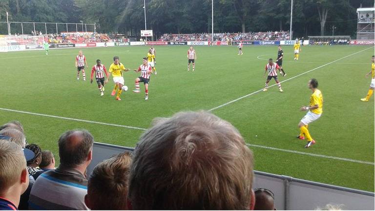 Jong PSV had het lastig met het fysiek sterkere VVV. (Foto: Peter de Bekker).