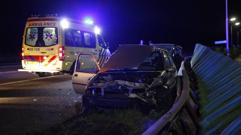 Het ongeluk veroorzaakte flinke schade aan de vangrail (foto: Christian Traets/SQ Vision)