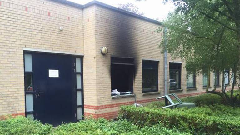 De stoel waarmee het raam is ingeslagen ligt buiten voor het gebouw. (foto: Birgit Verhoeven)