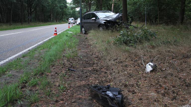 Auto tegen boom (foto: Martien van Dam / SQ Vision)