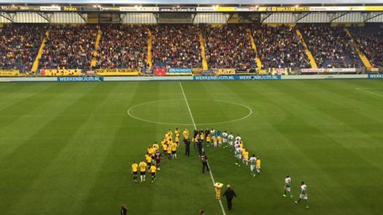 Spelers komen het veld op (foto: Job van der Zon) 