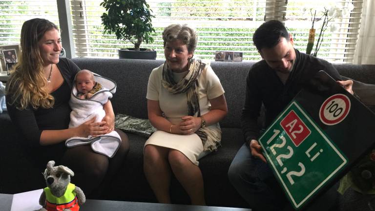 Jannita Robberse van Rijkswaterstaat komt het bord brengen. (foto: Rijkswaterstaat)