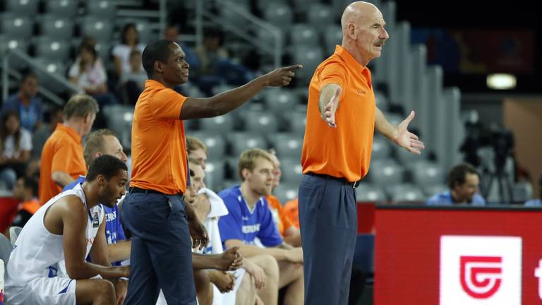 Assistent-bondscoach Sam Jones en bondscoach Toon van Helfteren. (foto: VI Images)