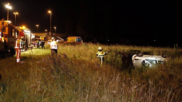 Auto in sloot (foto: Marcel Van Dorst / SQ Vision)