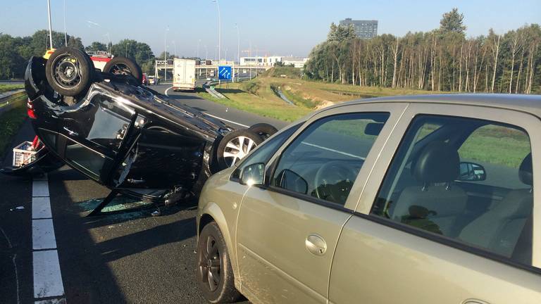 N2: wagen slaat over de kop. (foto: SQ Vision)