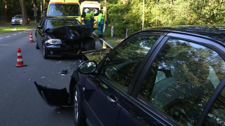 Auto's botsen frontaal in Best. (foto: Gabor Heeres/SQ Vision)