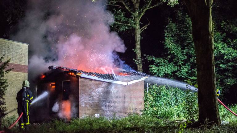 Transformatorhuisje uitgebrand. (foto: Luuk Koenen/SQ Vision)