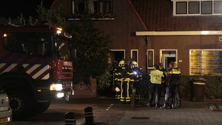 Politie en brandweer bij het huis. (Foto: Alexander Vingerhoeds/Obscura)