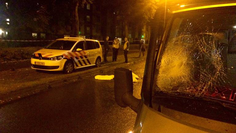 De ingedeukte ruit waar de man op het taxibusje klapte. (Foto: Hans van Hamersveld/Kijkenklik Media).