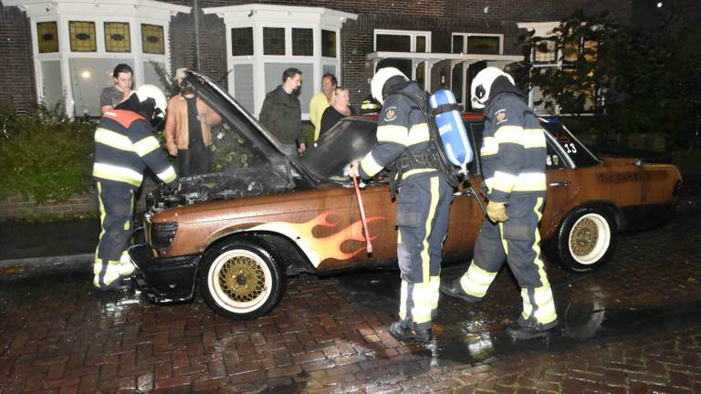 De auto moet als verloren worden beschouwd. (Foto: Maickel Keijzers/Hendriks Multi Media).