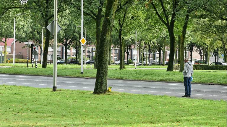 Mensen staan een dag later stil bij het ongeluk. (Foto: Toby de Kort/De Kort Media).