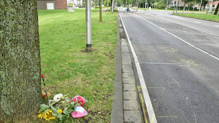 Bloemen voor Iris van der Landen op de plek van het ongeval (foto: Toby de Kort/De Kort Media).