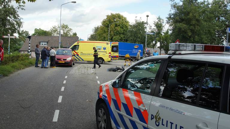 Hulpverleners bekijken het kruispunt na de aanrijding. Foto Martijn van Bijnen/FPMB