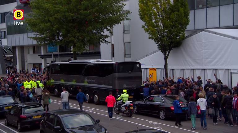 Omroep Brabant zond live sfeerbeelden uit rondom PSV - Manchester United.