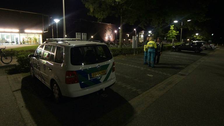 Hulpdiensten proberen de man veilig naar beneden te krijgen. (Foto: Gabor Heeres/SQ Vision)
