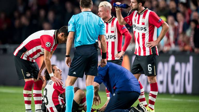 Andres Guardado valt geblesseerd uit tegen Manchester United