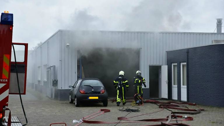 Grote brand in bedrijfsloods in Oisterwijk. (foto: Jules Vorselaars/JV Media).