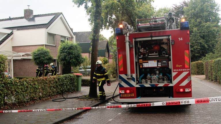 Brandweerlieden maken zich vuil tijdens het werk. (Archieffoto)