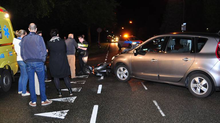 Scooter botst op auto in Waalwijk (foto: FBMB/Marvin Doreleijers).