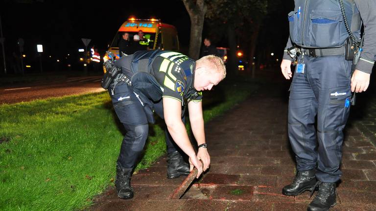 De stoeptegel zou door vandalen uit het fietspad zijn gehaald (foto: FPMB/Marvin Doreleijers).