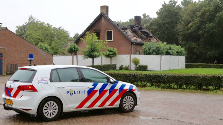 Politiebewaking bij de boerderij in Reusel (Foto: Hans van Hamersveld/Kijkenklik Media).