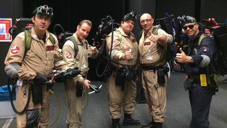 De cosplayers gaan, verkleed als Ghostbusters, het hele land door.