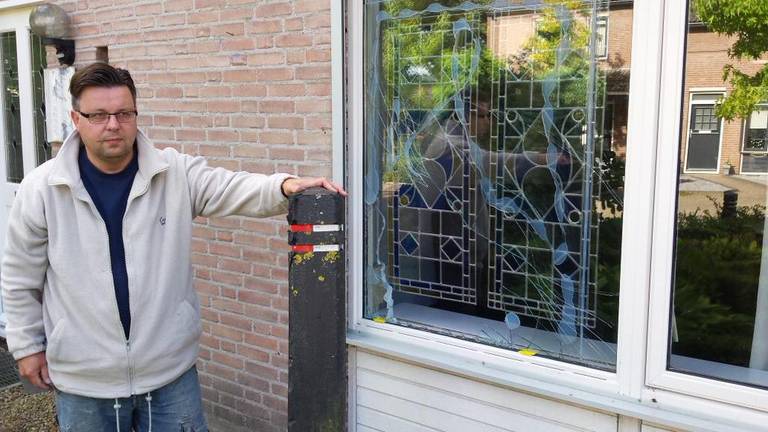 Balk door raam gegooid in Bakel