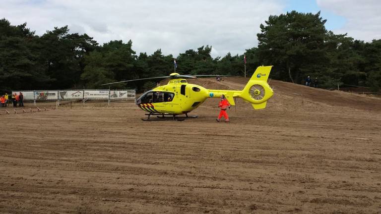 Traumaheli brengt slachtoffer crossbaan Budel naar het ziekenhuis (foto: SQ Vision).