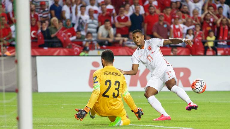 PSV'er Luciano Narsingh mist een opgelegde kans (foto: VI Images).