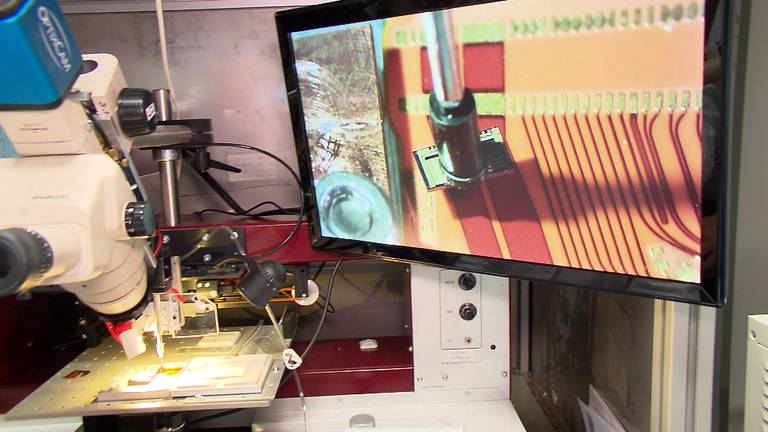 Een fotonische chip wordt getest bij Effect Photonics in Eindhoven