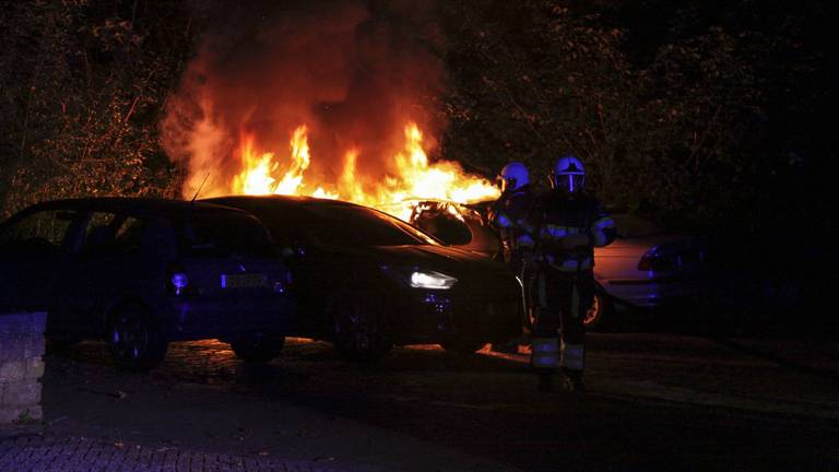 Drie auto's beschadigd in Cuijk. (foto: Saskia Kusters/SK-Media)